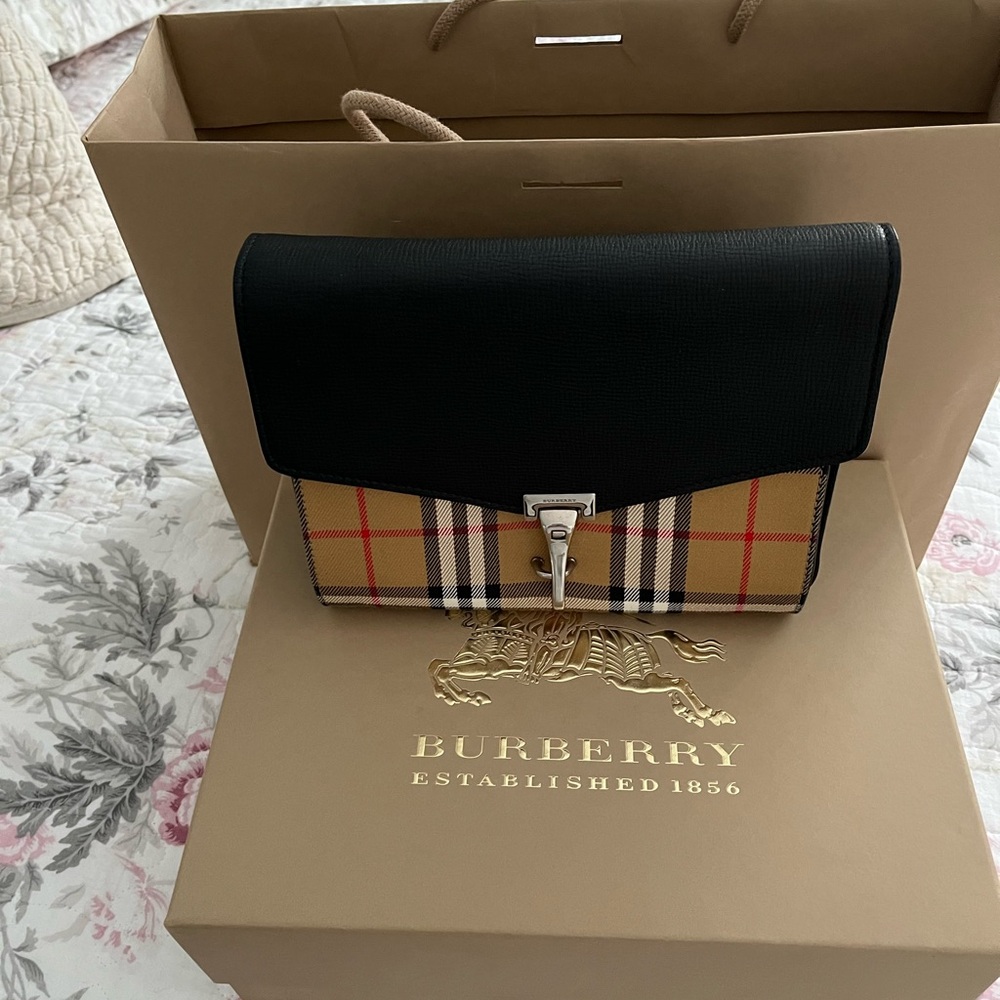 Burberry Elegant Beige and Gold Tags